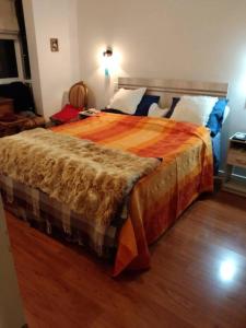 1 dormitorio con 1 cama grande y suelo de madera en Departamento en Barrio Exclusivo - La Serena, en La Serena