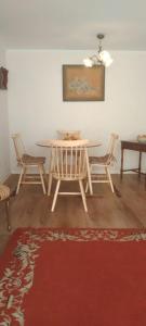 a dining room with a table and chairs and a rug at Departamento en Barrio Exclusivo - La Serena in La Serena
