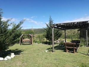 Villa Pio في هويرتا غراندي: ساحة بها مقعدين وشرفة +4 صور