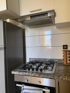 uma cozinha com uma placa de fogão e forno. em Private and cosy room in a shared apartment em Agadir