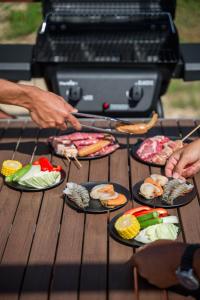 un grupo de platos de comida en una parrilla en Yagaji Beach(屋我地ビーチ), en Nago