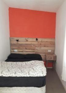 聖馬科斯塞拉利昂的住宿－Alquimia，一间卧室配有一张床和一个木制床头板