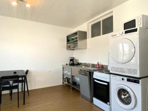 une cuisine équipée d'un lave-linge et d'un lave-linge. dans l'établissement Meribu L92 Wohnung für Monteure und Arbeiter, à Essen