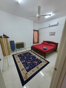 - une chambre avec un lit et un tapis au sol dans l'établissement Che Ta Homestay for musliim only, à Kampong Geliga Besar