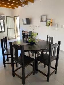 mesa de comedor negra con sillas y mesa en Departamento Alberdi - Cochera privada y techada en Godoy Cruz