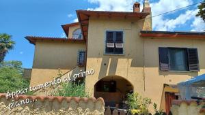 a house with a fence in front of it at Casale Toscano in aperta campagna in Figline Valdarno