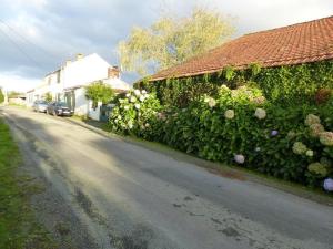 Κήπος έξω από το Gîte rustique avec salle de jeux et animaux en campagne - FR-1-426-336