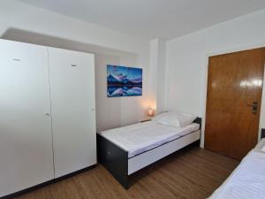 - une petite chambre avec un lit et un placard dans l'établissement Meribu L92 Wohnung für Monteure und Arbeiter, à Essen