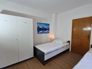 a small bedroom with a bed and a closet at Meribu L92 Wohnung für Monteure und Arbeiter in Essen