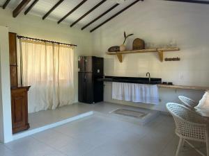 聖安德烈的住宿－Vila ORIBA，厨房配有黑色冰箱和水槽
