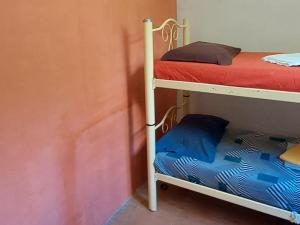 1 dormitorio con 2 literas con sábanas azules en Quarto tranquilo a 7 minutos do Pelourinho, en Salvador