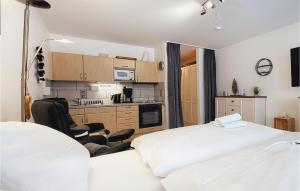 um quarto com 2 camas e uma cozinha em Nice Apartment In St, Andreasberg With Kitchen em Sankt Andreasberg