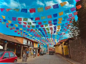 Eine Straße mit vielen Fahnen, die über einer Straße hängen in der Unterkunft Posada Verona in Huasca de Ocampo