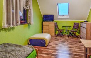 ノベ・バルプノにあるGorgeous Home In Nowe Warpno With Wifiのベッド、テーブル、椅子が備わる客室です。