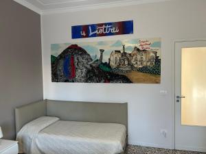 1 cama en una habitación con un cuadro en la pared en Giuffrida Apartment Rooms en Catania