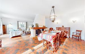 een eetkamer met een tafel en een woonkamer bij Beautiful Home In Saint-georges-de-didon With Kitchen in Saint-Georges-de-Didonne