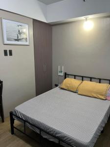 una camera con un grande letto di Fernando's Studio Pad At Monte Carlo With Broadband & Netflix! a Manila