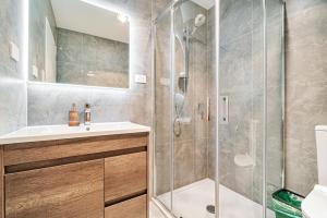 a bathroom with a shower and a sink at Charming Urban Townhouse Getaway in Auckland