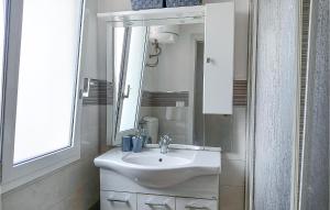 ein Badezimmer mit Waschbecken und Spiegel in der Unterkunft Clizia in Menfi