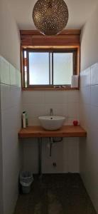 uma casa de banho com um lavatório e uma janela em FANTASTICH em Viña del Mar