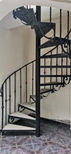 uma escada em espiral de metal preto num quarto em FANTASTICH em Viña del Mar