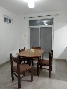una mesa de madera y sillas en una habitación en Casa de los Pilinchos, en San Lorenzo El Cubo