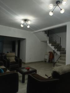 sala de estar con sofás y escalera en Casa de los Pilinchos, en San Lorenzo El Cubo