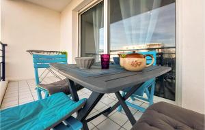 stół i krzesła na balkonie z oknem w obiekcie Awesome Apartment In Royan With Kitchen w mieście Royan +14 zdjęć