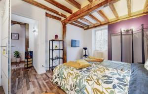ein Schlafzimmer mit einem großen Bett in einem Zimmer mit Holzdecken in der Unterkunft Lovely Home In Neuilly Le Vendin With Wi-fi in Neuilly-le-Vendin