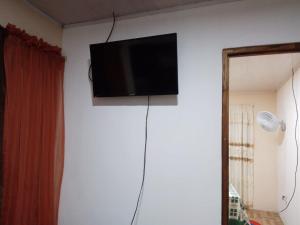 telewizor z płaskim ekranem na ścianie w pokoju w obiekcie Apartamentos HJJ w mieście Puerto Limón