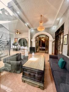 un soggiorno con divano e tavolo di HELLO VILLA & SPA a Hue