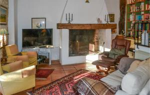 sala de estar con sofá y chimenea en Stunning Home In Saint Sernin With Kitchen, en Saint-Sernin