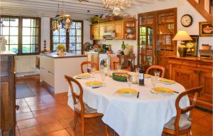 cocina con mesa y mantel blanco en Stunning Home In Saint Sernin With Kitchen, en Saint-Sernin