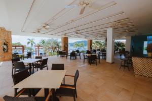 a restaurant with tables and chairs and a view of the ocean at Lujoso apartamento Panama in ArraijÃ¡n