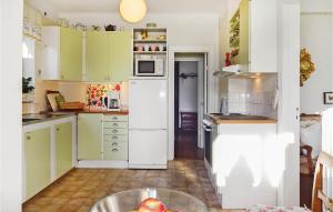 Η κουζίνα ή μικρή κουζίνα στο 3 Bedroom Stunning Home In Ystad