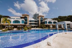 a large swimming pool in front of a building at Lujoso apartamento Panama in ArraijÃ¡n