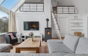 - un salon avec un canapé et une cheminée dans l'établissement Amazing Home In Kirke Sby With Kitchen, à Kirke Såby