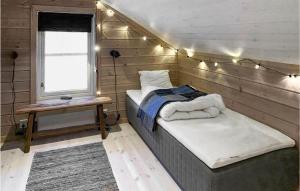 Gulta vai gultas numurā naktsmītnē Awesome Home In Kvam With Sauna