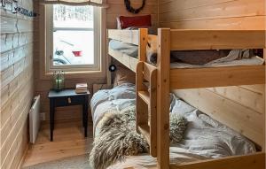Awesome Home In Kvam With Sauna tesisinde bir ranza yatağı veya ranza yatakları