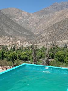 een zwembad met bergen op de achtergrond bij Aldea Biocultural Ayelen in Piedra Lisa