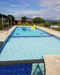 une grande piscine bleue avec toboggan dans l'établissement Campos de Bethel - Casa campestre, à Rivera