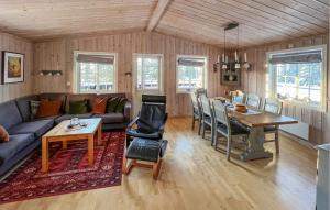 sala de estar con sofá y mesa en Stunning Home In Sjusjen With Sauna, en Sjusjøen