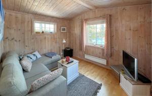 Et sittehjørne på Stunning Home In Sjusjen With Sauna