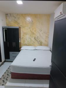 a bedroom with a white bed in a room at RESIDENCIAL ESPERANÇA in Teresina