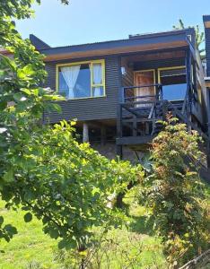 una casita con un porche y un porche en Cabaña en Castro Chiloe, en Castro