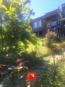 una casa con un jardín delante de ella en Cabaña en Castro Chiloe, en Castro