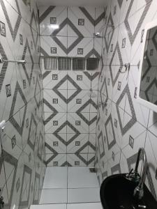 特雷西納的住宿－RESIDENCIAL ESPERANÇA，浴室设有白色和黑色的瓷砖墙