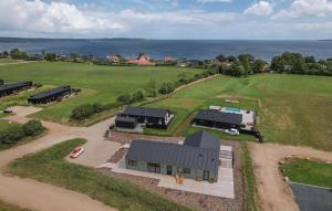 - une vue aérienne sur une ferme avec une maison dans l'établissement Nice Home In Brkop With House Sea View, à Børkop