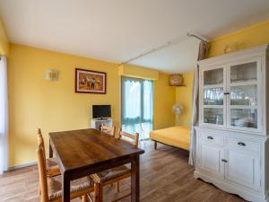 a dining room with a table and a bedroom at Chalet cosy pour 4 pers à Mimizan, proche plages et pistes cyclables, classé 2 étoiles - FR-1-50-108 in Mimizan
