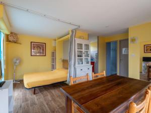 a room with a dining table and a bed at Chalet cosy pour 4 pers à Mimizan, proche plages et pistes cyclables, classé 2 étoiles - FR-1-50-108 in Mimizan